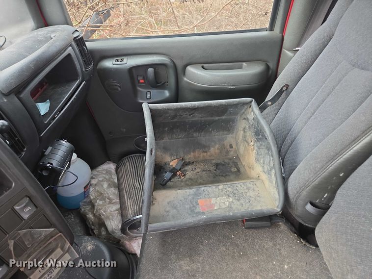 image for item DU2709 2004 Chevrolet C5500 flatbed truck