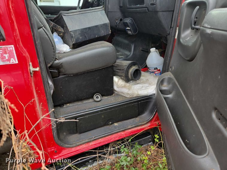 image for item DU2709 2004 Chevrolet C5500 flatbed truck