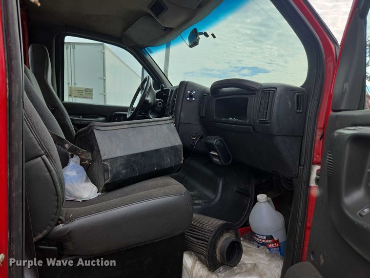 image for item DU2709 2004 Chevrolet C5500 flatbed truck