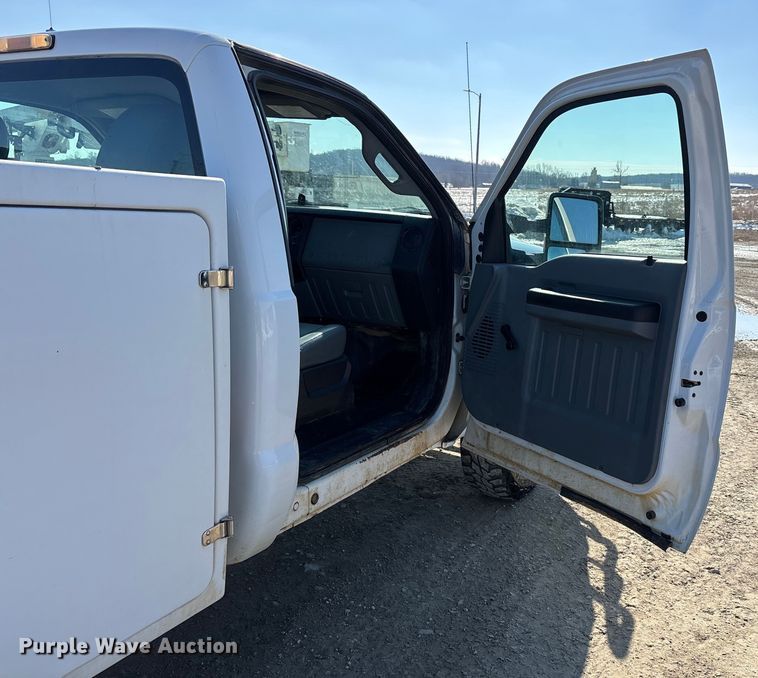 image for item DW7477 2014 Ford F250 utility bed pickup truck