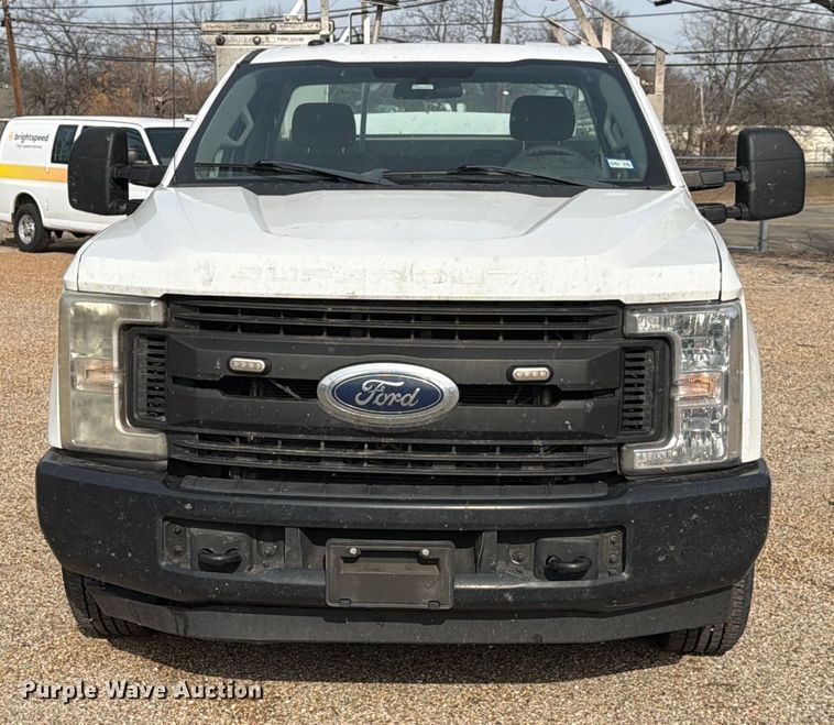 image for item DX5944 2019 Ford F250 Super Duty utility bed pickup truck