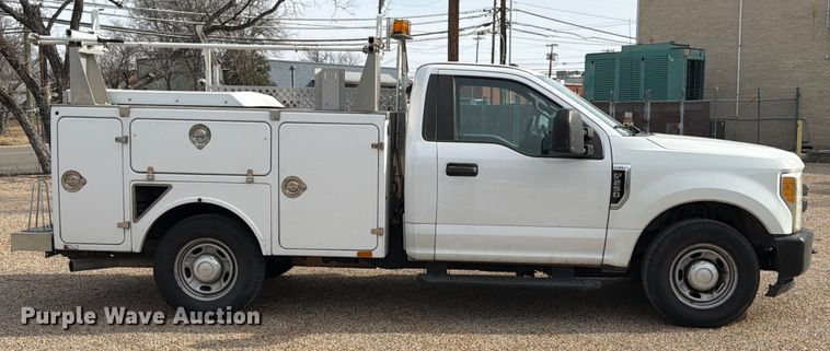 image for item DX5944 2019 Ford F250 Super Duty utility bed pickup truck