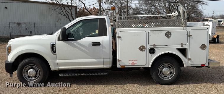 image for item DX5944 2019 Ford F250 Super Duty utility bed pickup truck