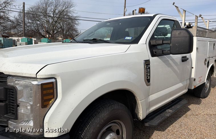 image for item DX5944 2019 Ford F250 Super Duty utility bed pickup truck