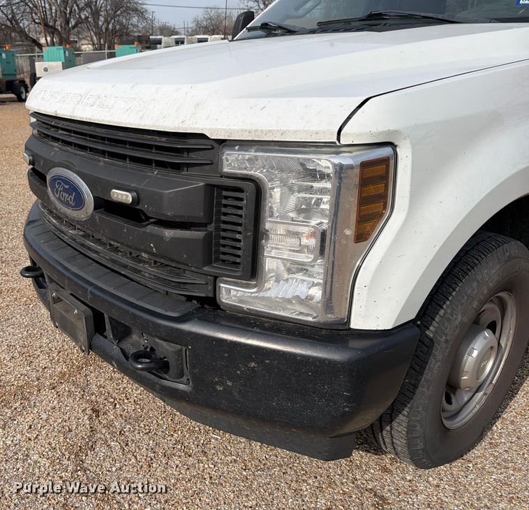 image for item DX5944 2019 Ford F250 Super Duty utility bed pickup truck