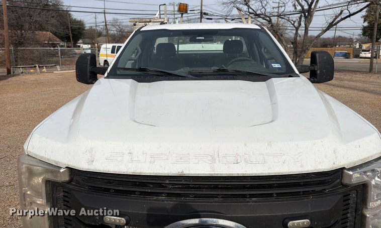 image for item DX5944 2019 Ford F250 Super Duty utility bed pickup truck