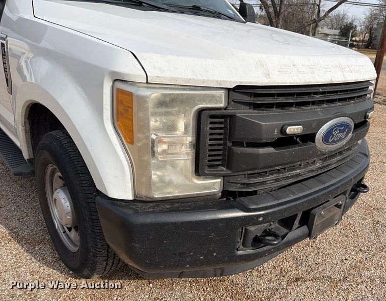 image for item DX5944 2019 Ford F250 Super Duty utility bed pickup truck