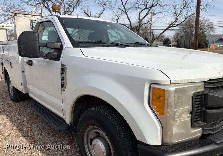 image for item DX5944 2019 Ford F250 Super Duty utility bed pickup truck