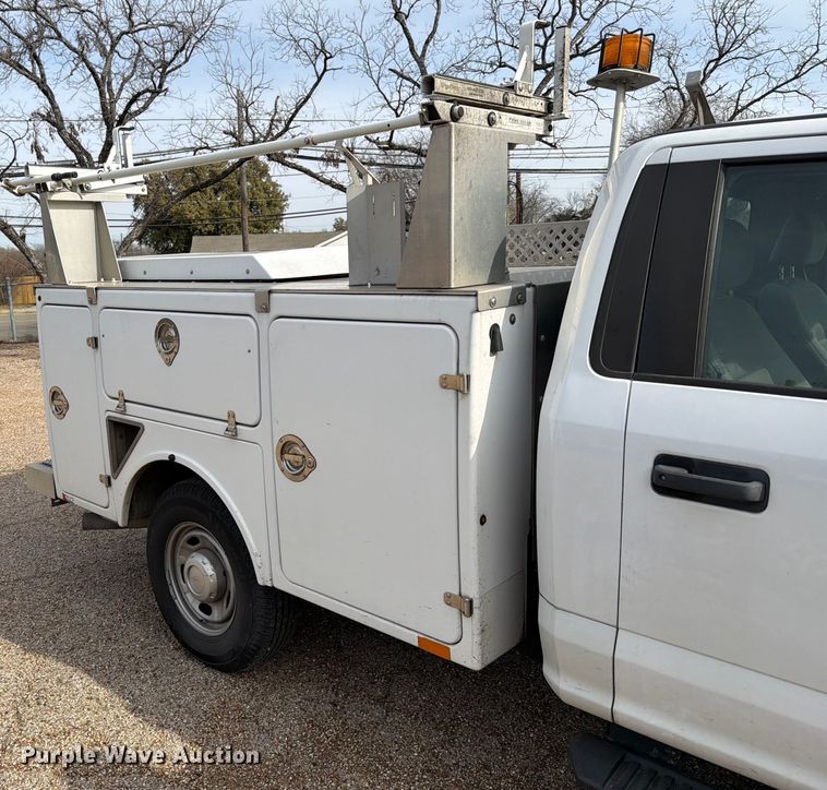 image for item DX5944 2019 Ford F250 Super Duty utility bed pickup truck