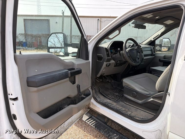 image for item DX5944 2019 Ford F250 Super Duty utility bed pickup truck