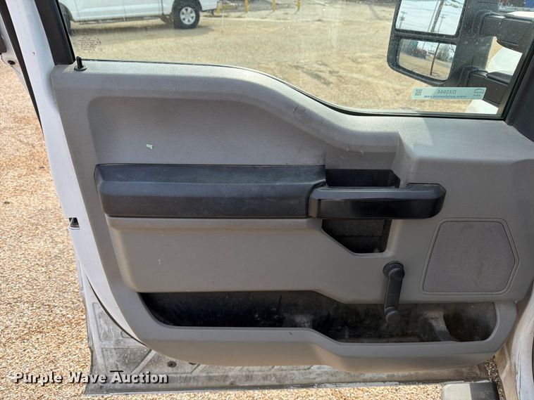 image for item DX5944 2019 Ford F250 Super Duty utility bed pickup truck