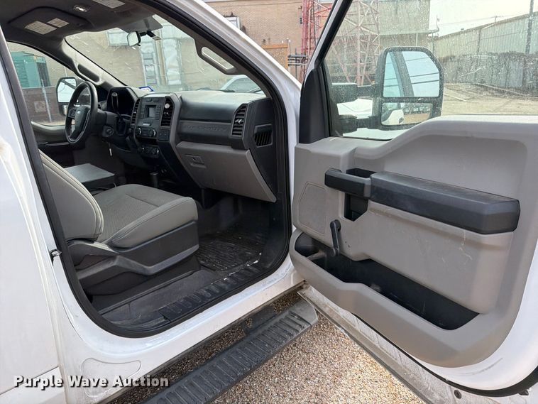 image for item DX5944 2019 Ford F250 Super Duty utility bed pickup truck