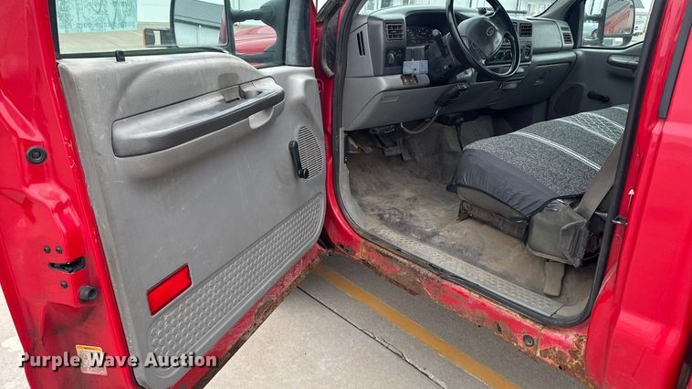 image for item EA2323 2004 Ford F350 Super Duty pickup truck