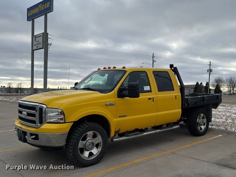 image for item EA2324 2006 Ford F350 Super Duty Crew Cab flatbed pickup truck