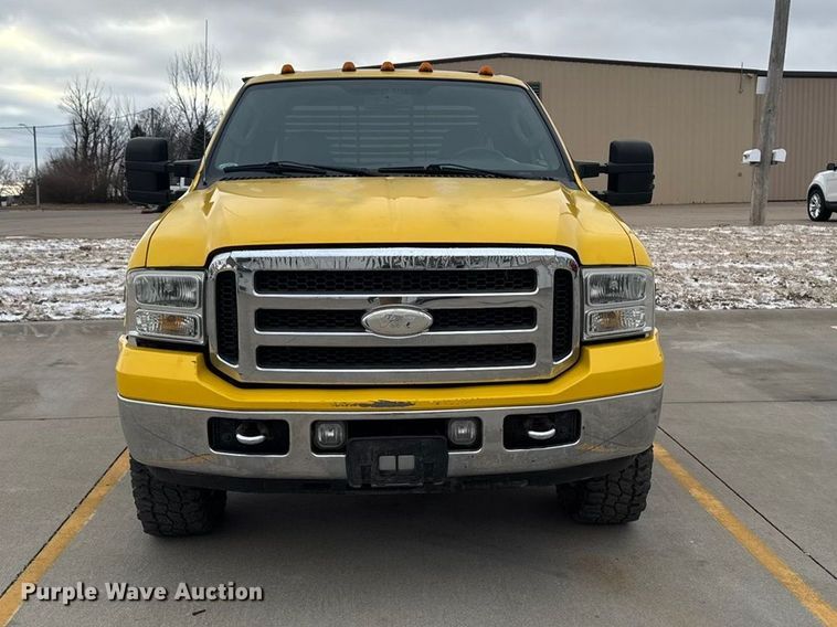 image for item EA2324 2006 Ford F350 Super Duty Crew Cab flatbed pickup truck