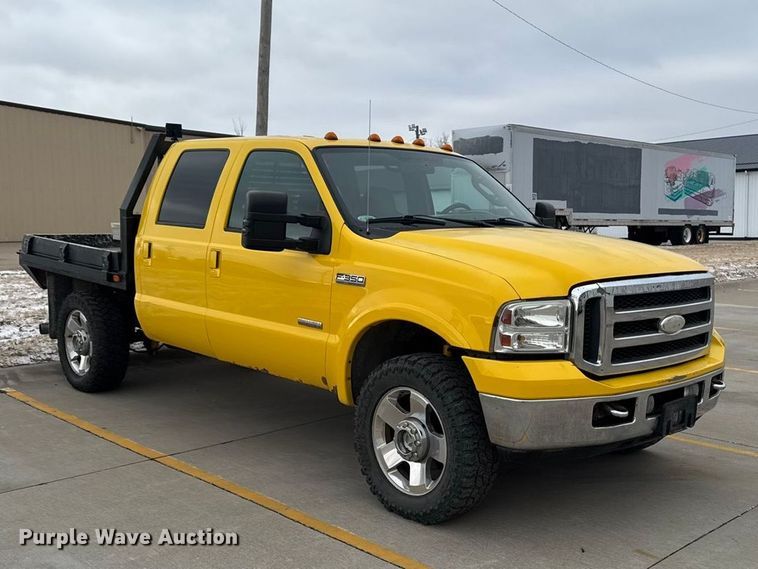 image for item EA2324 2006 Ford F350 Super Duty Crew Cab flatbed pickup truck