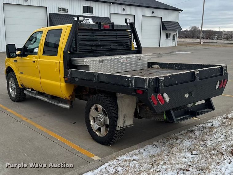 image for item EA2324 2006 Ford F350 Super Duty Crew Cab flatbed pickup truck