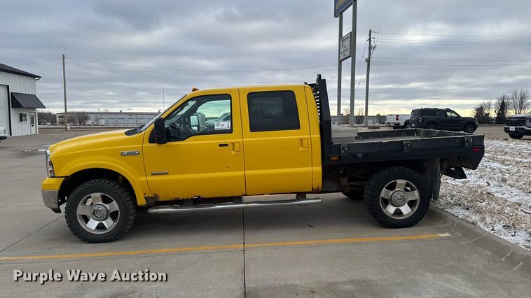 image for item EA2324 2006 Ford F350 Super Duty Crew Cab flatbed pickup truck