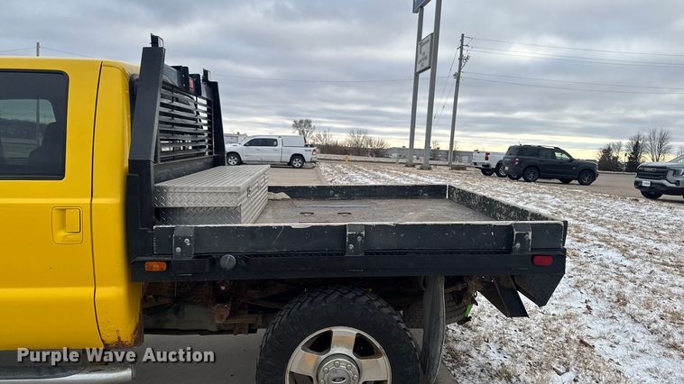image for item EA2324 2006 Ford F350 Super Duty Crew Cab flatbed pickup truck