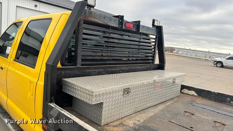 image for item EA2324 2006 Ford F350 Super Duty Crew Cab flatbed pickup truck