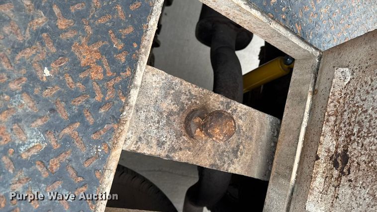 image for item EA2324 2006 Ford F350 Super Duty Crew Cab flatbed pickup truck