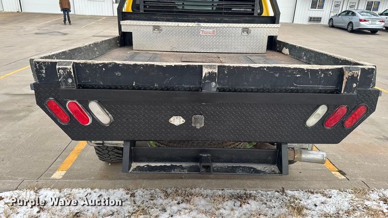 image for item EA2324 2006 Ford F350 Super Duty Crew Cab flatbed pickup truck