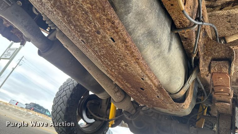 image for item EA2324 2006 Ford F350 Super Duty Crew Cab flatbed pickup truck