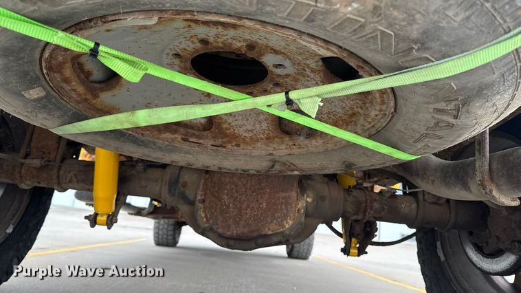 image for item EA2324 2006 Ford F350 Super Duty Crew Cab flatbed pickup truck