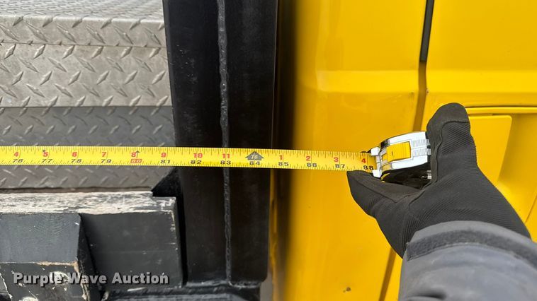 image for item EA2324 2006 Ford F350 Super Duty Crew Cab flatbed pickup truck