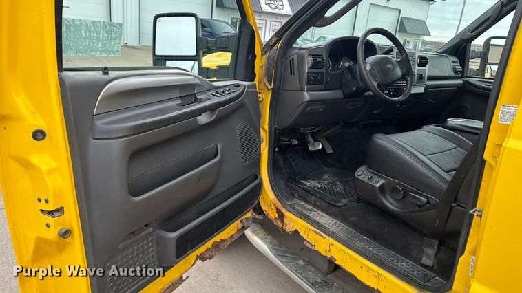 image for item EA2324 2006 Ford F350 Super Duty Crew Cab flatbed pickup truck