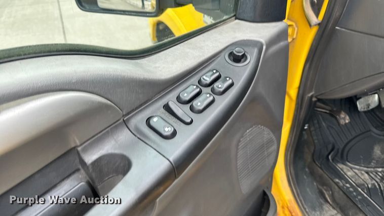 image for item EA2324 2006 Ford F350 Super Duty Crew Cab flatbed pickup truck