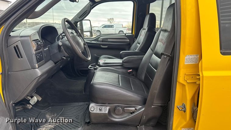 image for item EA2324 2006 Ford F350 Super Duty Crew Cab flatbed pickup truck