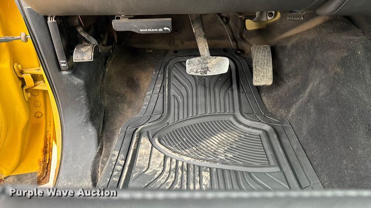 image for item EA2324 2006 Ford F350 Super Duty Crew Cab flatbed pickup truck