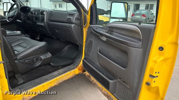 image for item EA2324 2006 Ford F350 Super Duty Crew Cab flatbed pickup truck