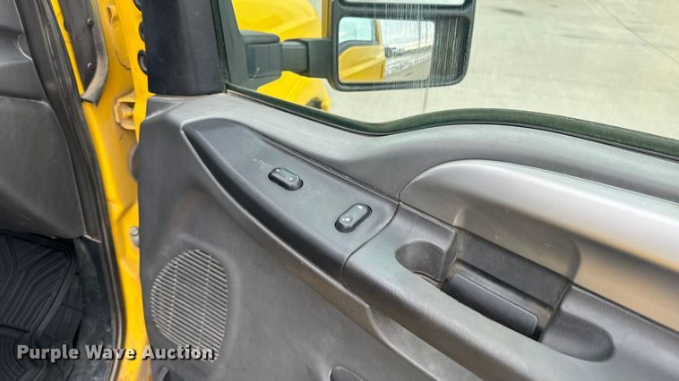 image for item EA2324 2006 Ford F350 Super Duty Crew Cab flatbed pickup truck