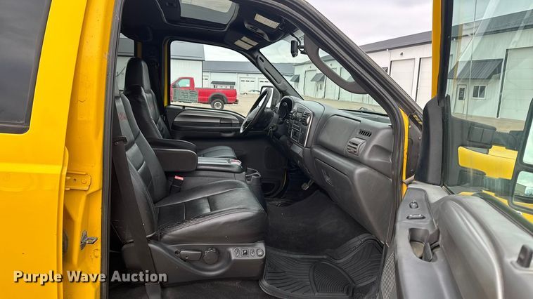 image for item EA2324 2006 Ford F350 Super Duty Crew Cab flatbed pickup truck