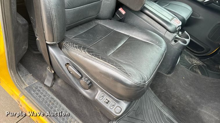 image for item EA2324 2006 Ford F350 Super Duty Crew Cab flatbed pickup truck