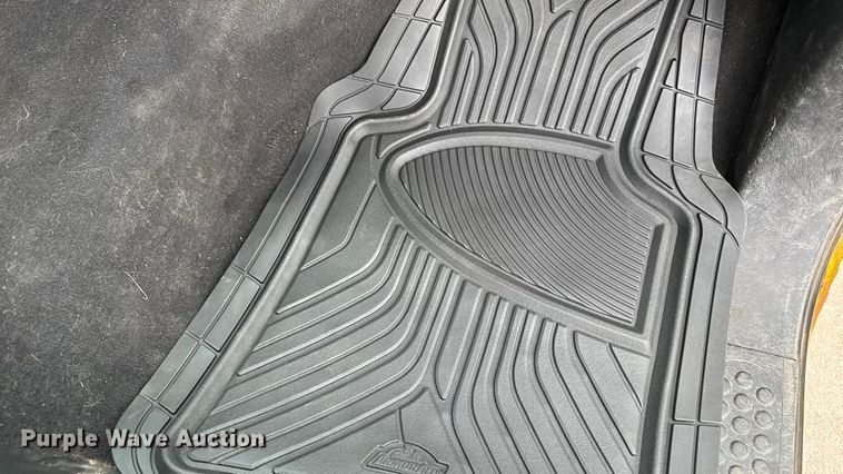 image for item EA2324 2006 Ford F350 Super Duty Crew Cab flatbed pickup truck