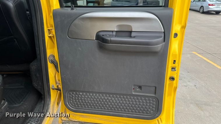 image for item EA2324 2006 Ford F350 Super Duty Crew Cab flatbed pickup truck