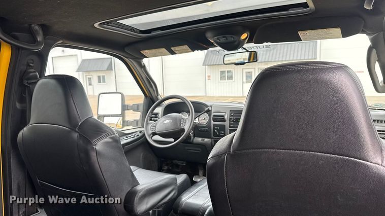 image for item EA2324 2006 Ford F350 Super Duty Crew Cab flatbed pickup truck