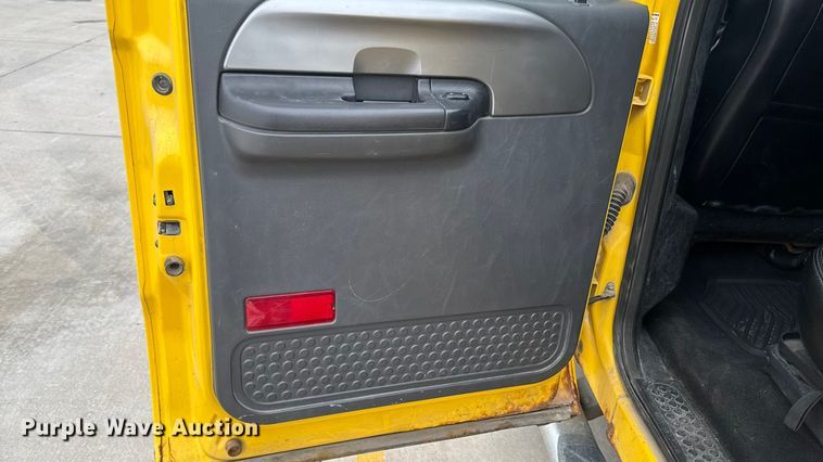 image for item EA2324 2006 Ford F350 Super Duty Crew Cab flatbed pickup truck