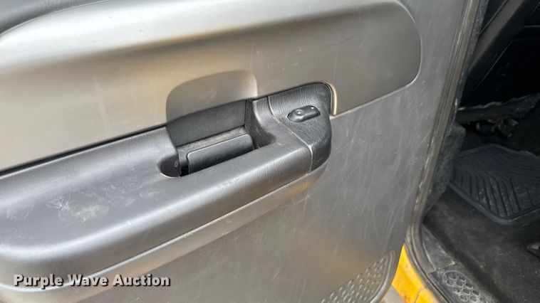 image for item EA2324 2006 Ford F350 Super Duty Crew Cab flatbed pickup truck