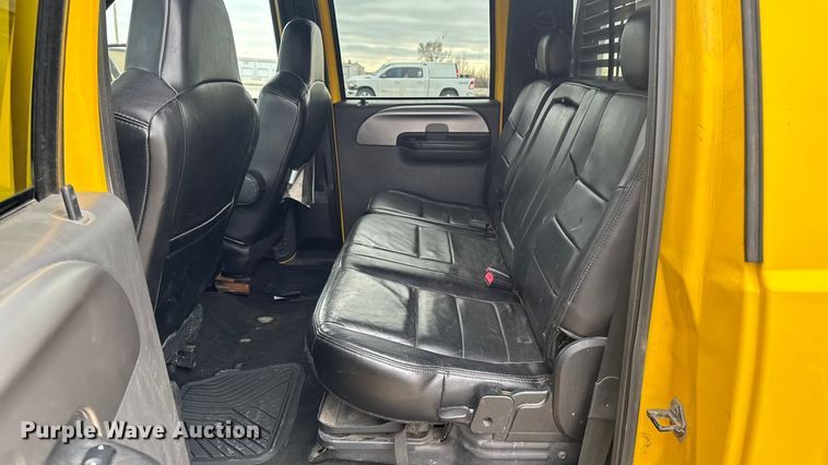 image for item EA2324 2006 Ford F350 Super Duty Crew Cab flatbed pickup truck