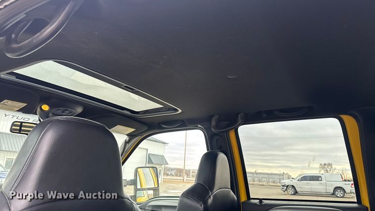 image for item EA2324 2006 Ford F350 Super Duty Crew Cab flatbed pickup truck