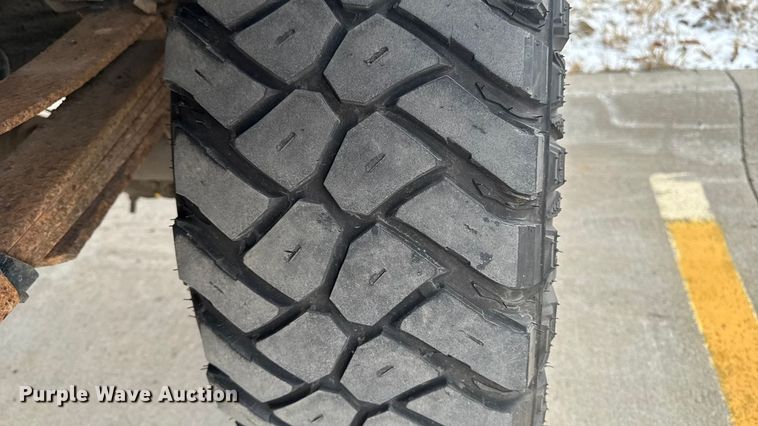 image for item EA2324 2006 Ford F350 Super Duty Crew Cab flatbed pickup truck