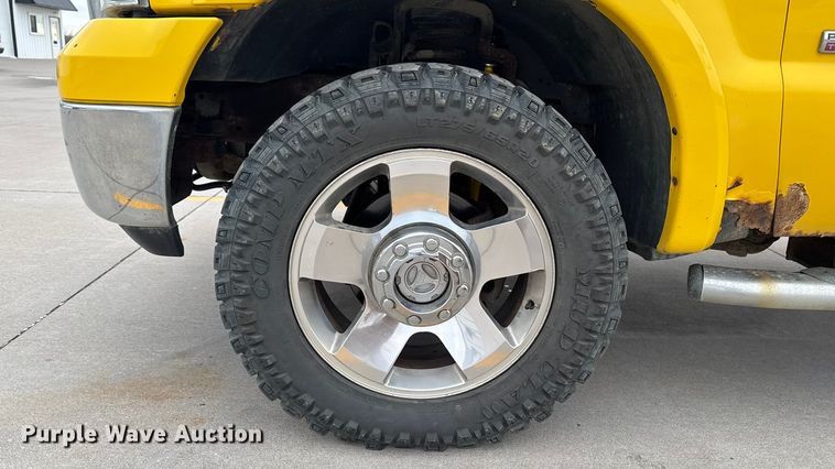 image for item EA2324 2006 Ford F350 Super Duty Crew Cab flatbed pickup truck