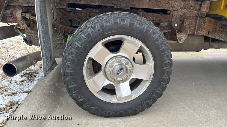 image for item EA2324 2006 Ford F350 Super Duty Crew Cab flatbed pickup truck