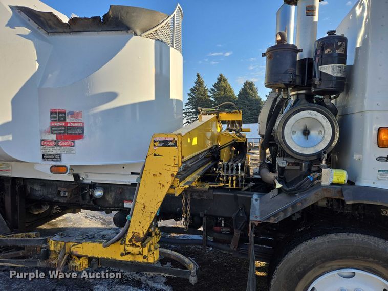 image for item EB1328 2010 Peterbilt 320 refuse truck