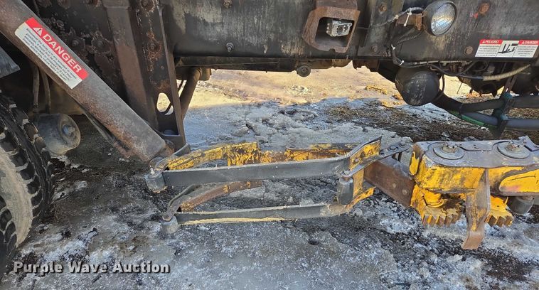 image for item EB1328 2010 Peterbilt 320 refuse truck