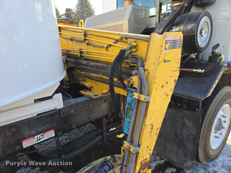 image for item EB1328 2010 Peterbilt 320 refuse truck